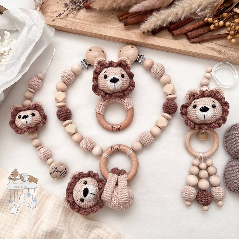 Personalisiert Löwe Sparset Kinderwagenkette Anhänger Greifring Schnullerkette Babyshower Taufe Geburtsgeschenk Mit Gravur Naturtöne von HACCraftsLittle