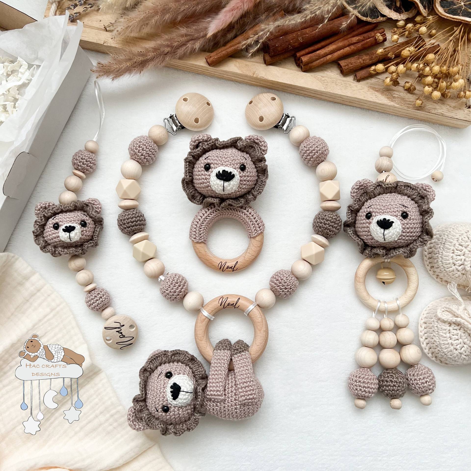 Personalisiert Löwe Sparset Kinderwagenkette Anhänger Greifring Schnullerkette Babyshower Taufe Geburtsgeschenk Mit Gravur Taupe von HACCraftsLittle