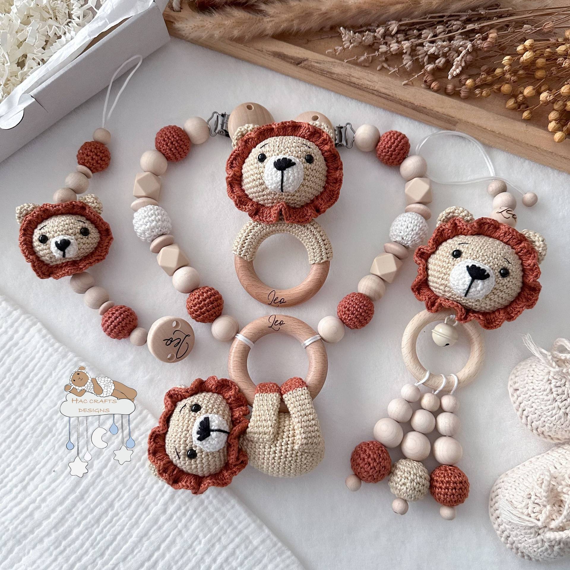 Personalisiert Löwe Sparset Kinderwagenkette Anhänger Schnullerkette Geburtsgeschenk Taufe Babyshower von HACCraftsLittle