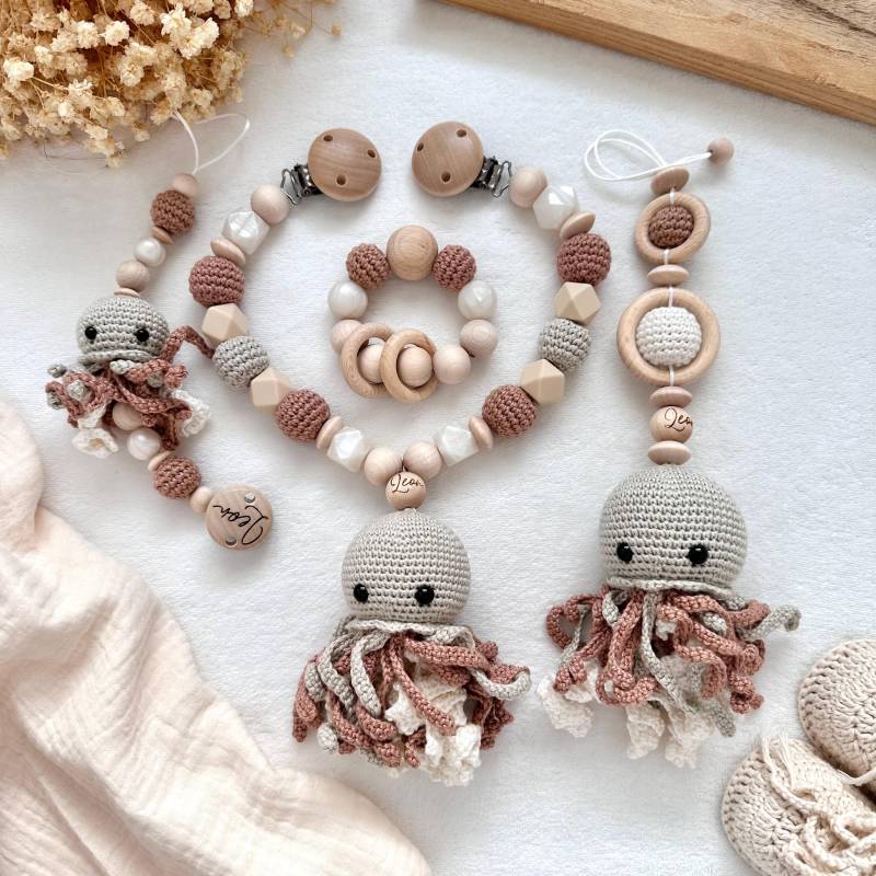 Personalisiert Qualle Grau Beige Und Braun Sparset Kinderwagenkette Anhänger Schnullerkette Geburtsgeschenk Taufe Babyshower von HACCraftsLittle