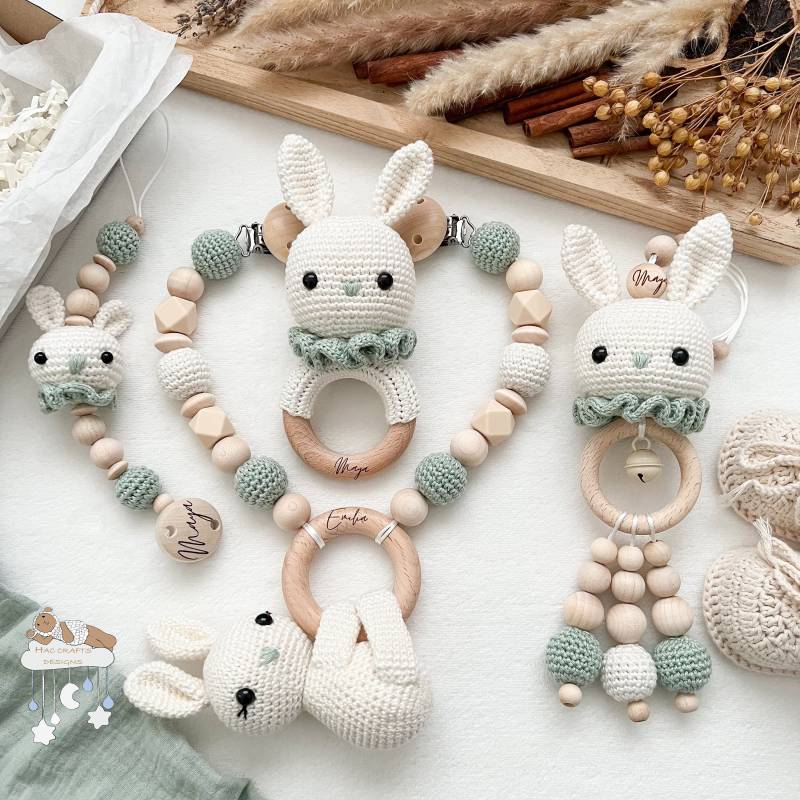 Personalisiert Sparset Kinderwagenkette Anhänger Greifring Schnullerkette Geburtsgeschenk Babyshower Taufe Mit Gravur Hase Creme Und Mint von HACCraftsLittle