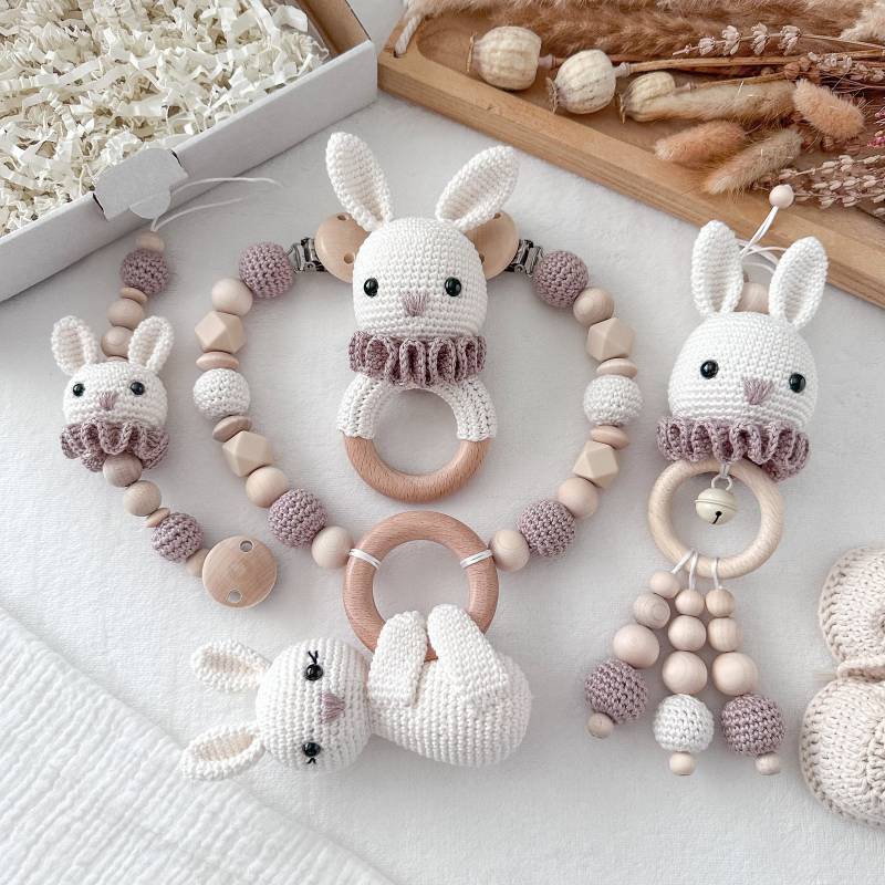 Personalisiert Sparset Kinderwagenkette Anhänger Greifring Schnullerkette Geburtsgeschenk Babyshower Taufe Mit Gravur Hase Creme Und Taupe von HACCraftsLittle