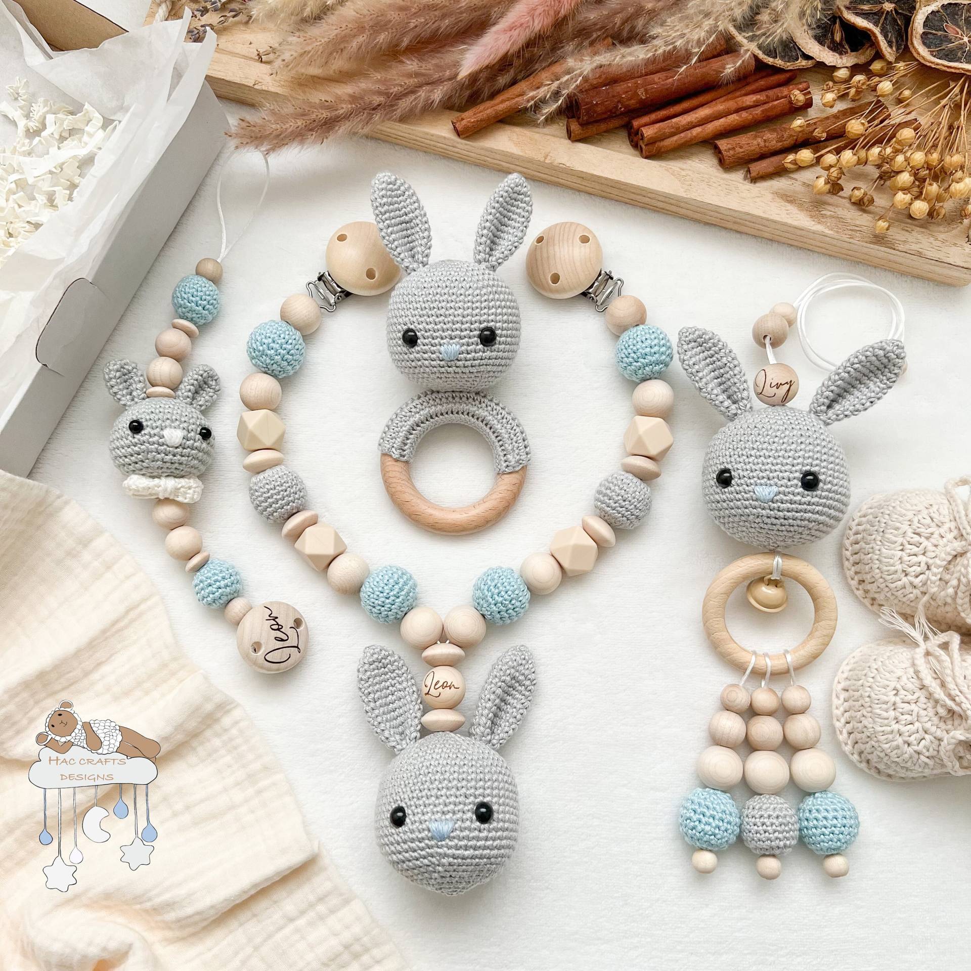 Personalisiert Sparset Kinderwagenkette Anhänger Greifring Schnullerkette Geburtsgeschenk Babyshower Taufe Mit Gravur Hase Grau Und Blau von HACCraftsLittle