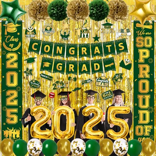 Grüne und goldene Abschlussdekorationen, Grad Dekor mit Congrats Grad Banner Fransen Folienvorhang 2025 Luftballons Abschluss Foto Requisiten für Grün und Gold Grad Party Klasse 2025 von HAKOTI