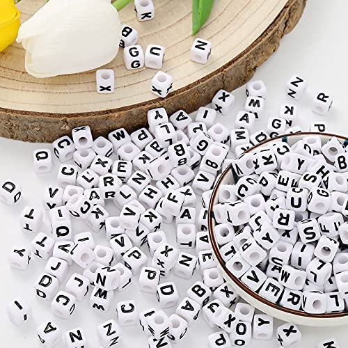 HERZWILD buchstabenperlen zum auffädeln ca.400pcs 8x8mm buchstaben perlen viereckig bastelnperlen Buchstaben A-Z perlen für Schmuck Basteln (black-white 8x8mm) von HERZWILD