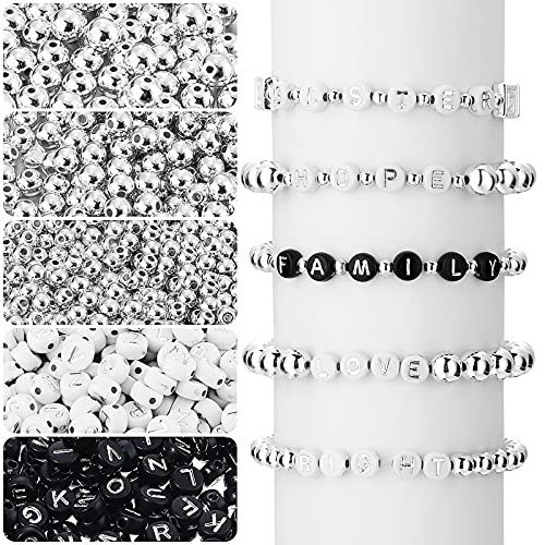 1600 Stück Alphabet Buchstaben Perlen Rund Abstandshalter Kleine Glatte Perle 3 Größen 2 Farben Weiß Schwarz Buchstaben Flache Runde Perlen für DIY Schmuck Zubehör Armband (Silber) von HICARER