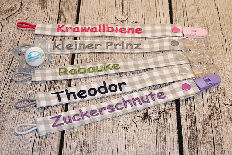 Schnullerband Mit Namen, Wunschtext, Persönlicher Stickerei - Nuckihalter, Schnullerkette von HahnenTrittShop