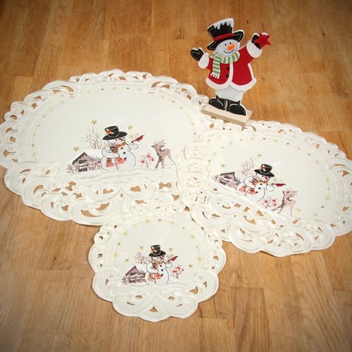 HanaQi Weihnachtstischläufer/Tischdeckchen Schneemann Rentier Winterlandschaft mit Durchbruchstickerei, Polyester, Ecru/Creme - Größe wählbar (38 cm Rund) von HanaQi