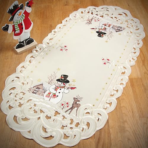 HanaQi Weihnachtstischläufer/Tischdeckchen Schneemann Rentier Winterlandschaft mit Durchbruchstickerei, Polyester, Ecru/Creme - Größe wählbar (ca. 33x68 cm, Oval) von HanaQi