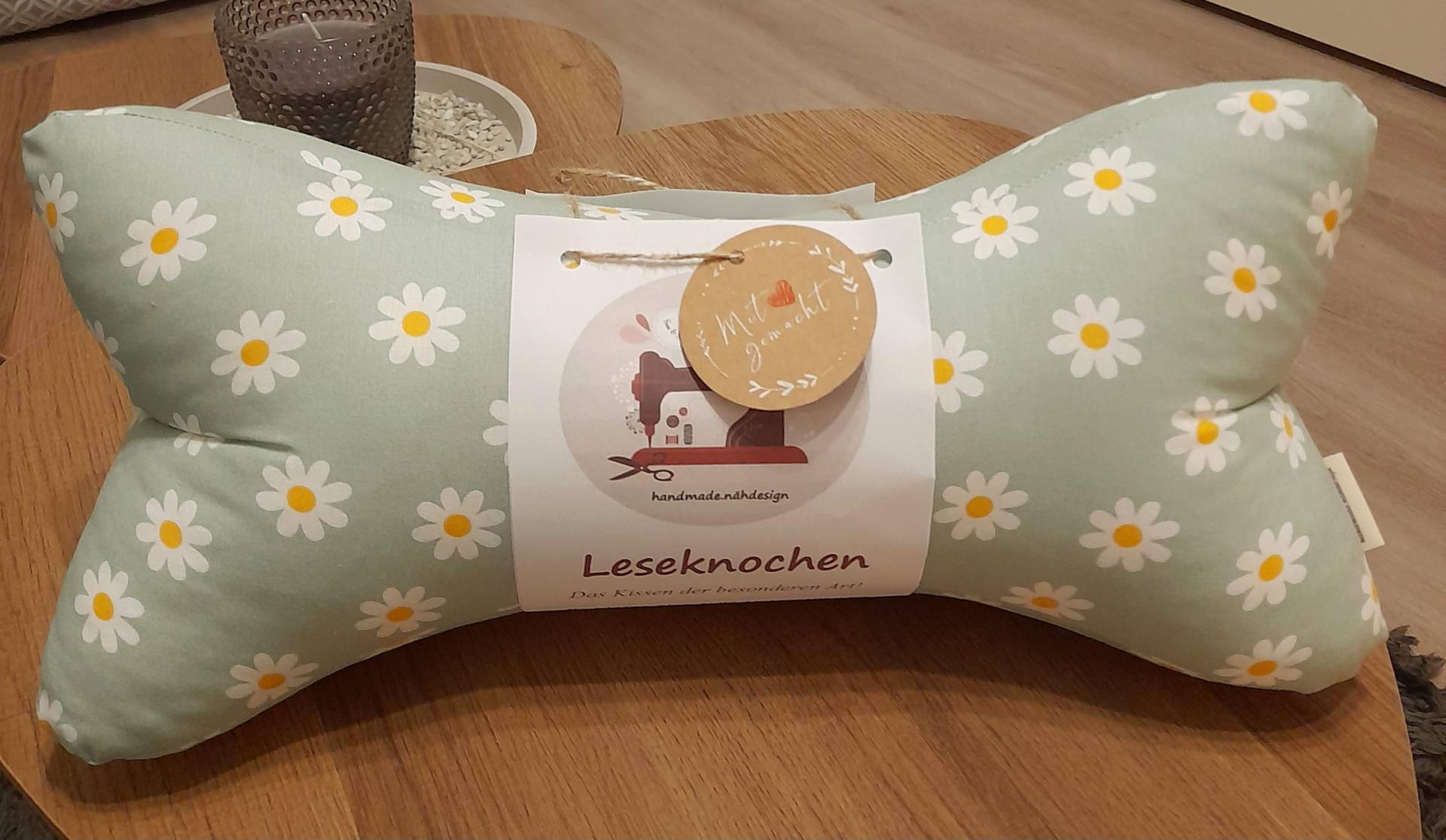 Leseknochen Nackenkissen 36x18 cm Handmade Gänseblümchen von HandmadeNaehdesign