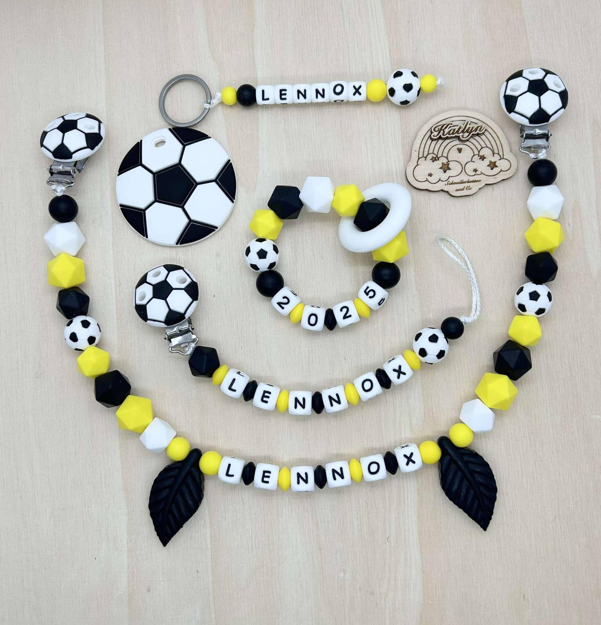 Schnullerkette Mit Name Kinderwagenkette Greifling Schlüsselanhänger Fußball Geschenk Set , Gratis Ring Adaptor von Handmadekatlyn