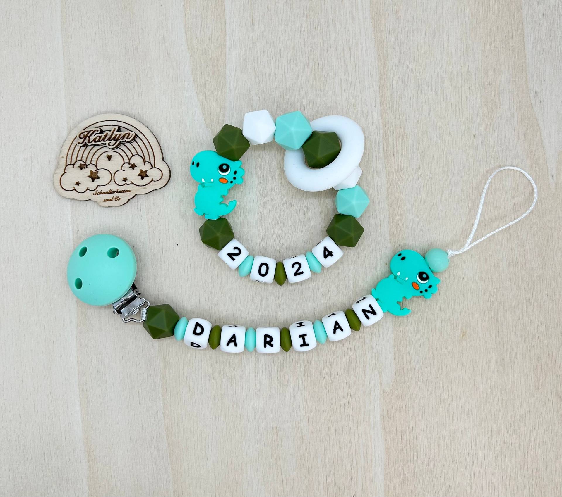 Schnullerkette Und Greifling Dino Set Mit Namen Aus Silikon Perlen+ Adaptor Gratis von Handmadekatlyn