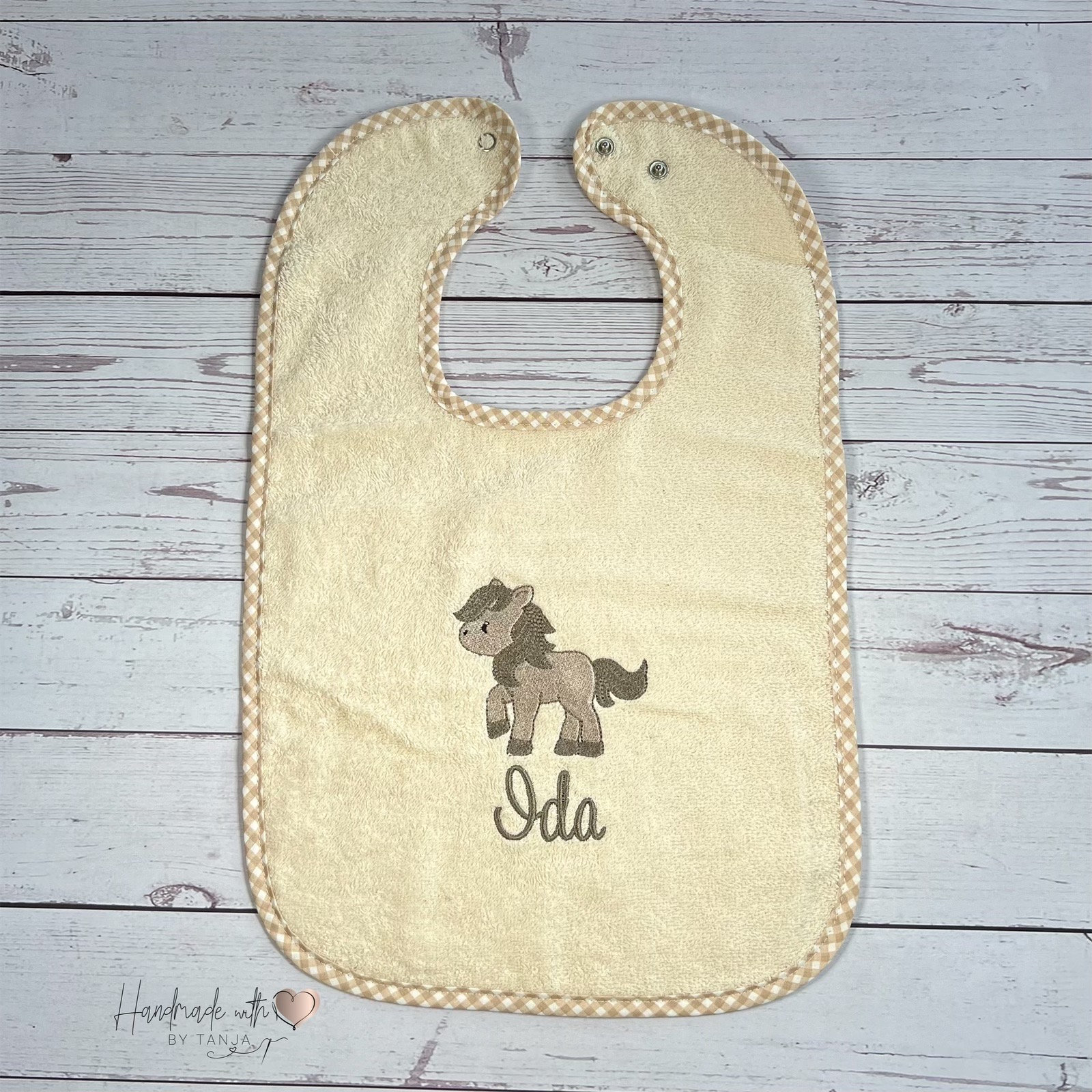 Lätzchen Mit Pferd Und Namen Bestickt | Spucktuch Personalisiert Babylatz Motiv Wunschnamen Baby Geschenk von HandmadelovebyTanja