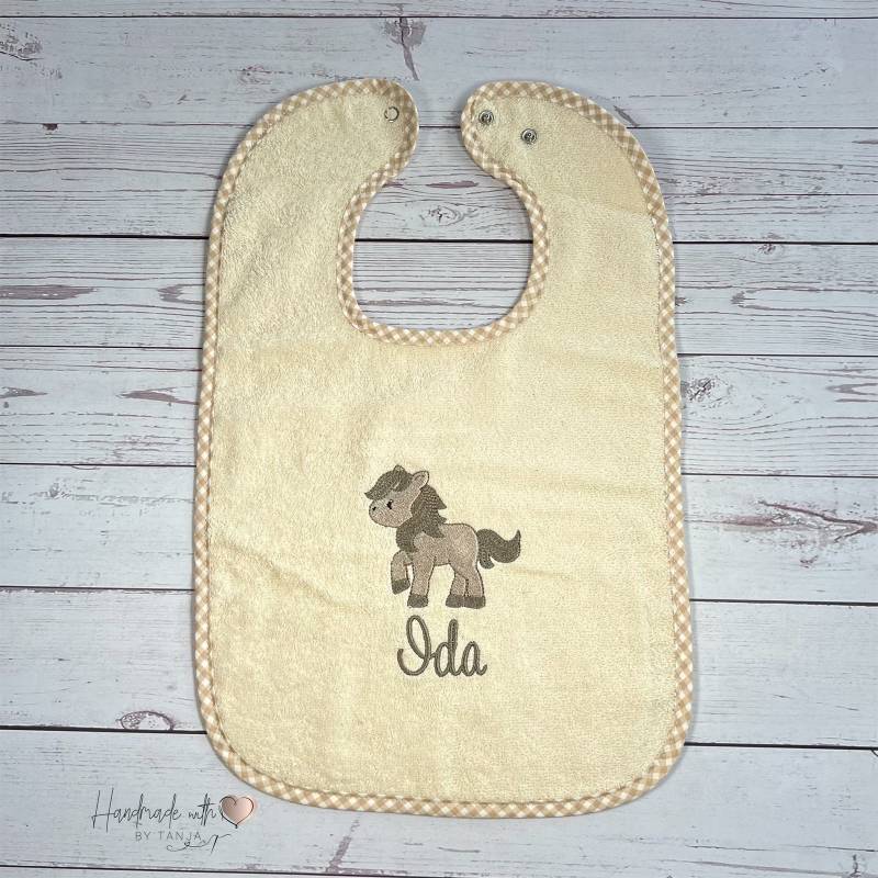 Lätzchen Mit Pferd Und Namen Bestickt | Spucktuch Personalisiert Babylatz Motiv Wunschnamen Baby Geschenk von HandmadelovebyTanja