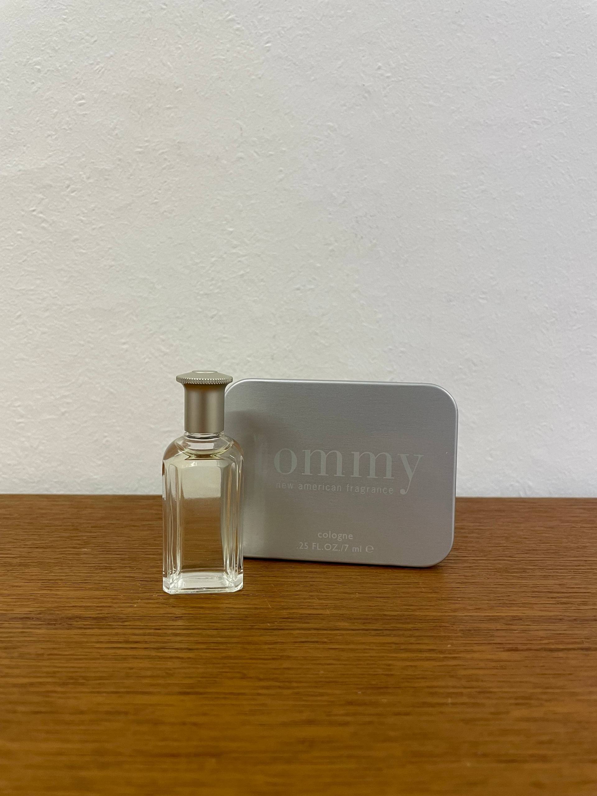 Mini Vintage Tommy Hilfiger Parfum Duft Miniatur Flakon Mit Blechdose von HannoverVintagestore