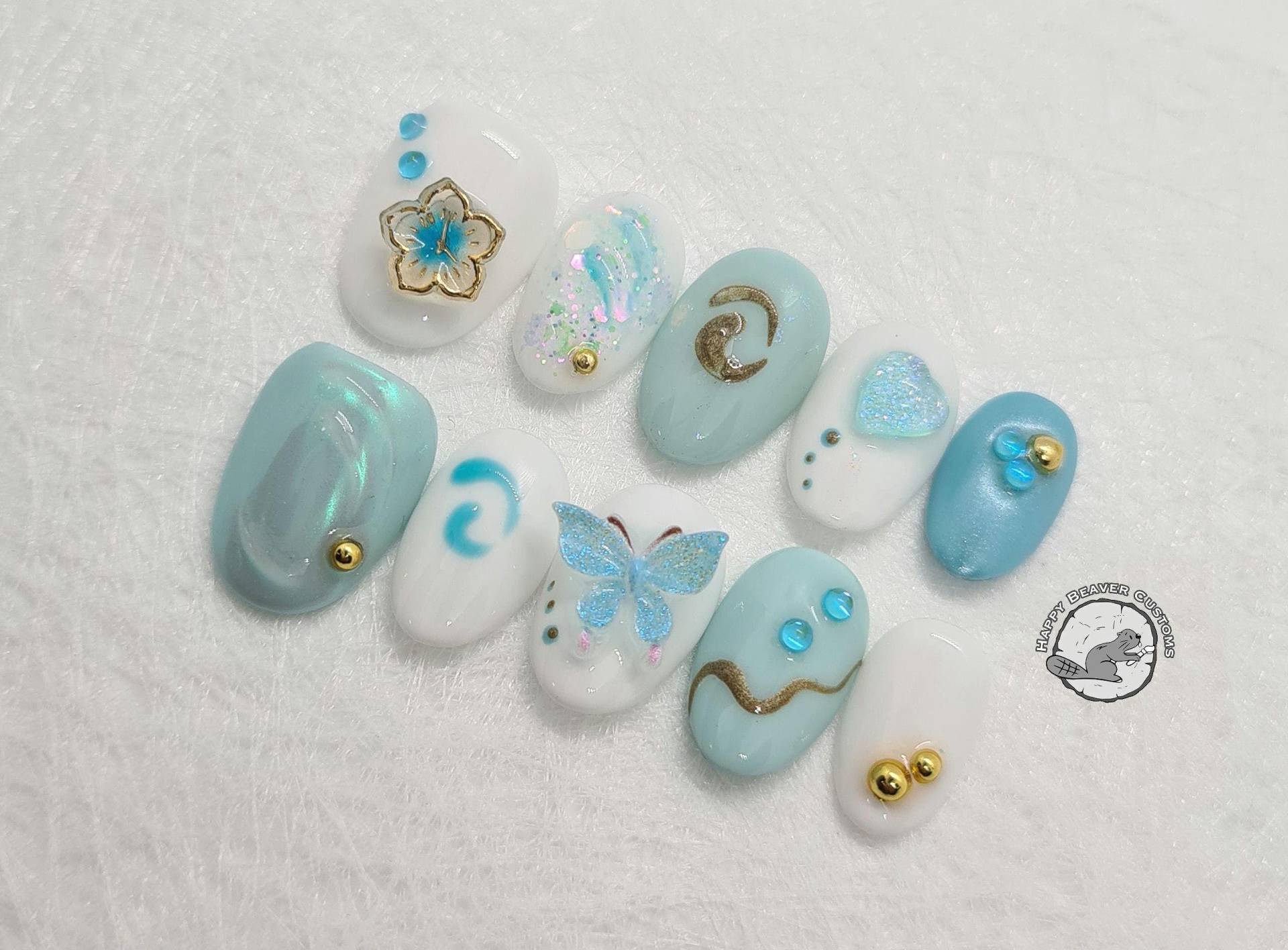 Freestyle 3D Press On Nails, Blumen - Und Schmetterlingsnägel, Kurze Nägel, Blau-Weiße Goldene Chromnägel, Gel Nagel, Pastellnägel, Fairy Nägel von HappyBeaverCustoms