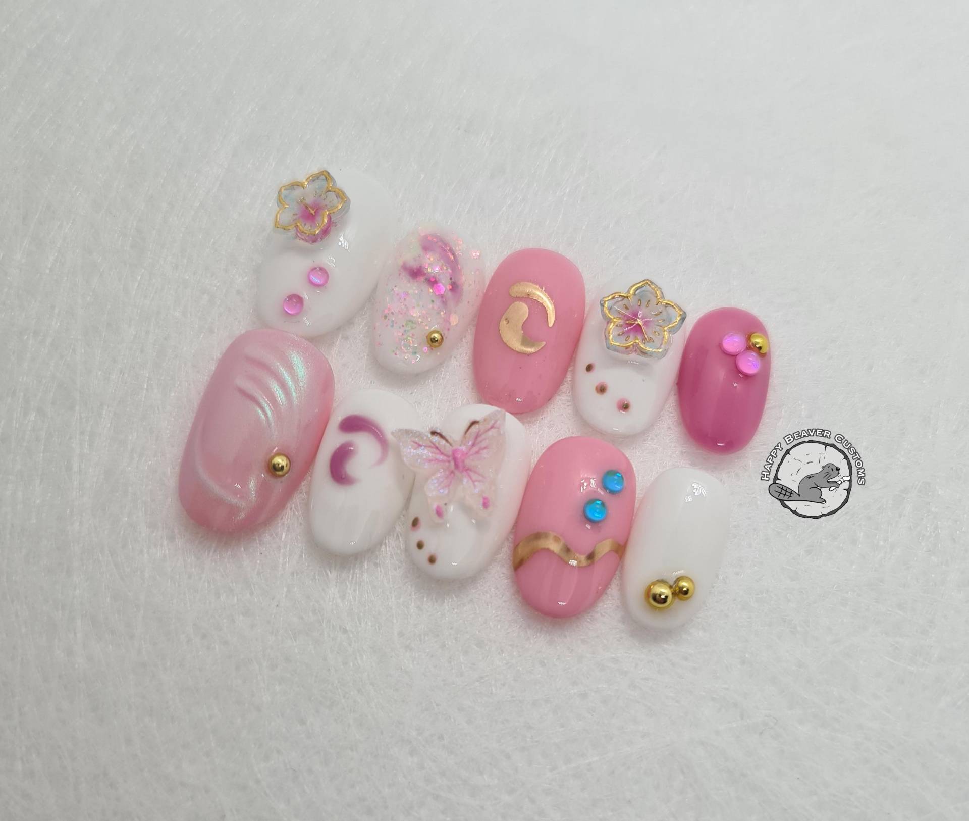 Freestyle 3D Press On Nails, Blumennägel, Butterfly-Nägel, Kurze Nägel, Pink-Weiß-Blau-Gold-Chrom-Nägel, Gel-Nagel, Fairycore-Nägel von HappyBeaverCustoms