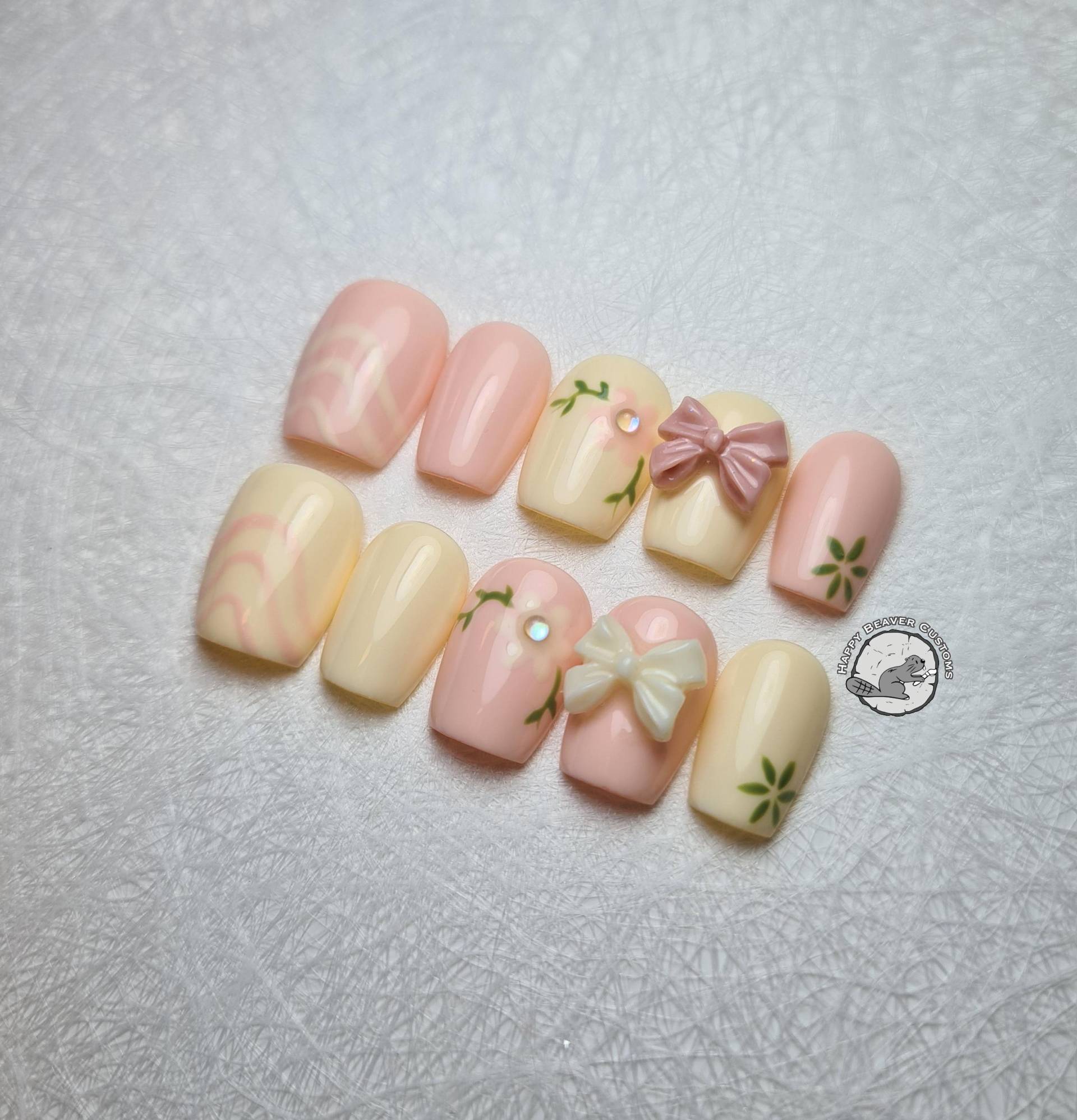 Freestyle 3D Press On Nails, Coquette Nägel, Gel Nagel Set, Frühlingsmädchen Prinzessin Niedliche Bogenknotennägel, Kurze Cremig Rosa Nägel von HappyBeaverCustoms