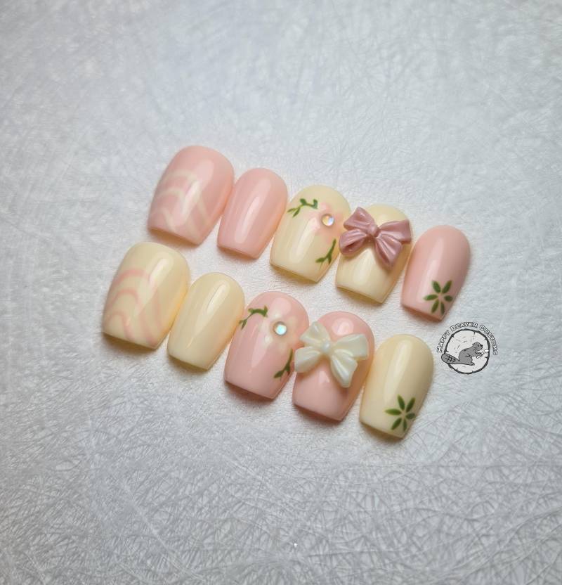 Freestyle 3D Press On Nails, Coquette Nägel, Gel Nagel Set, Frühlingsmädchen Prinzessin Niedliche Bogenknotennägel, Kurze Cremig Rosa Nägel von HappyBeaverCustoms