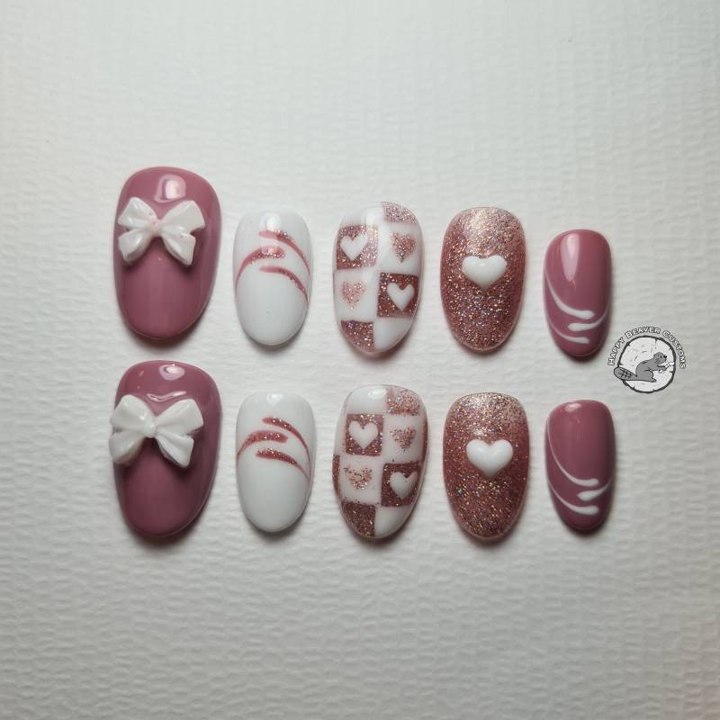 st.valentine's 3D Press On Nails Mit Herzen, Freestyle Nägel, Dusty Wein Lila Weiße Ovale False Gel Nagel Set, Glänzende Gliter Nägel von HappyBeaverCustoms