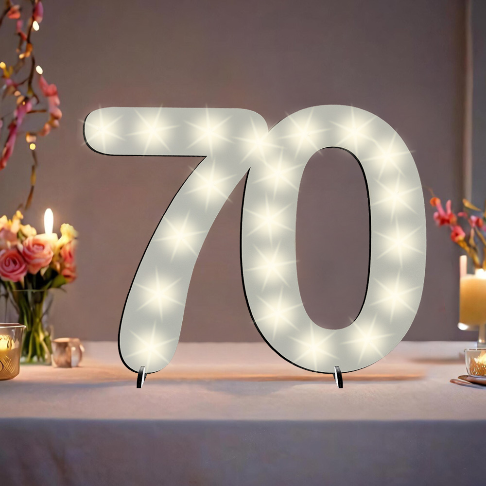 Leuchtender LED-Zahlenaufsteller aus Holz zum 70. Geburtstag, mit 20 LEDs, 39cm x 29cm von Happygoods GmbH