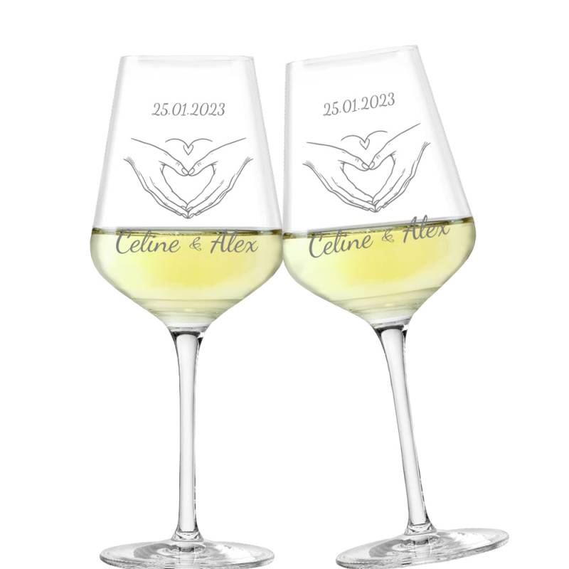 Personalisiertes graviertes Weißwein-Glas Valentinstag Herz aus Händen, Namen & Jahrestag, als Valentins-Geschenk für Paare von Happygoods GmbH