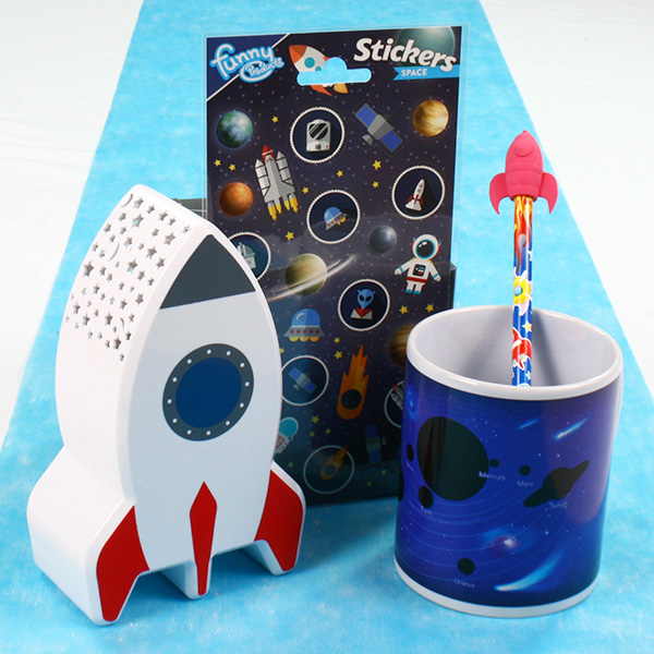 Weltraum Geschenkset, 4-tlg. mit Lampe, Tasse, Bleistift & Sticker von Geburtstagsfee