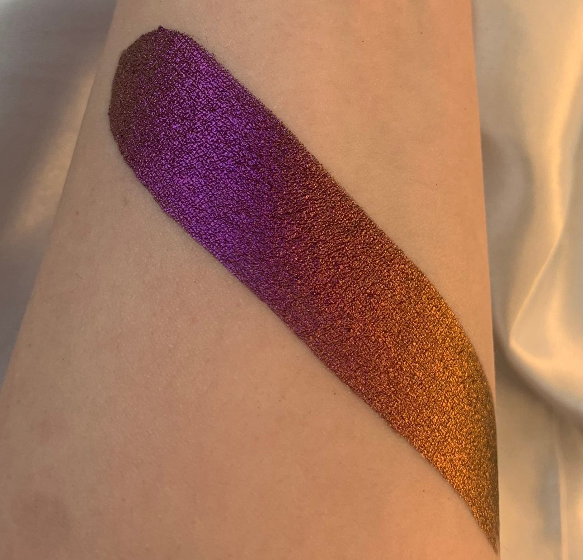 Violettes Pigment von HarloCosmetics