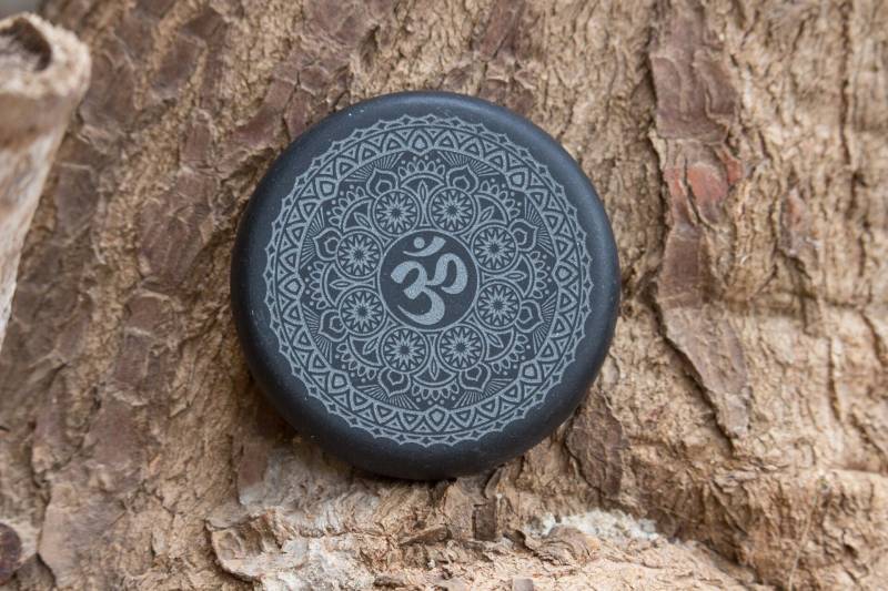 Om-Symbol Gravierter Großer Basaltstein Für Hot-stone-Massage, Werkzeug-Spa-Geschenk | 8 cm, Natürlicher Lava-Basalt-Gestein, Warmer, Erhitzter von HeatAndSmoke