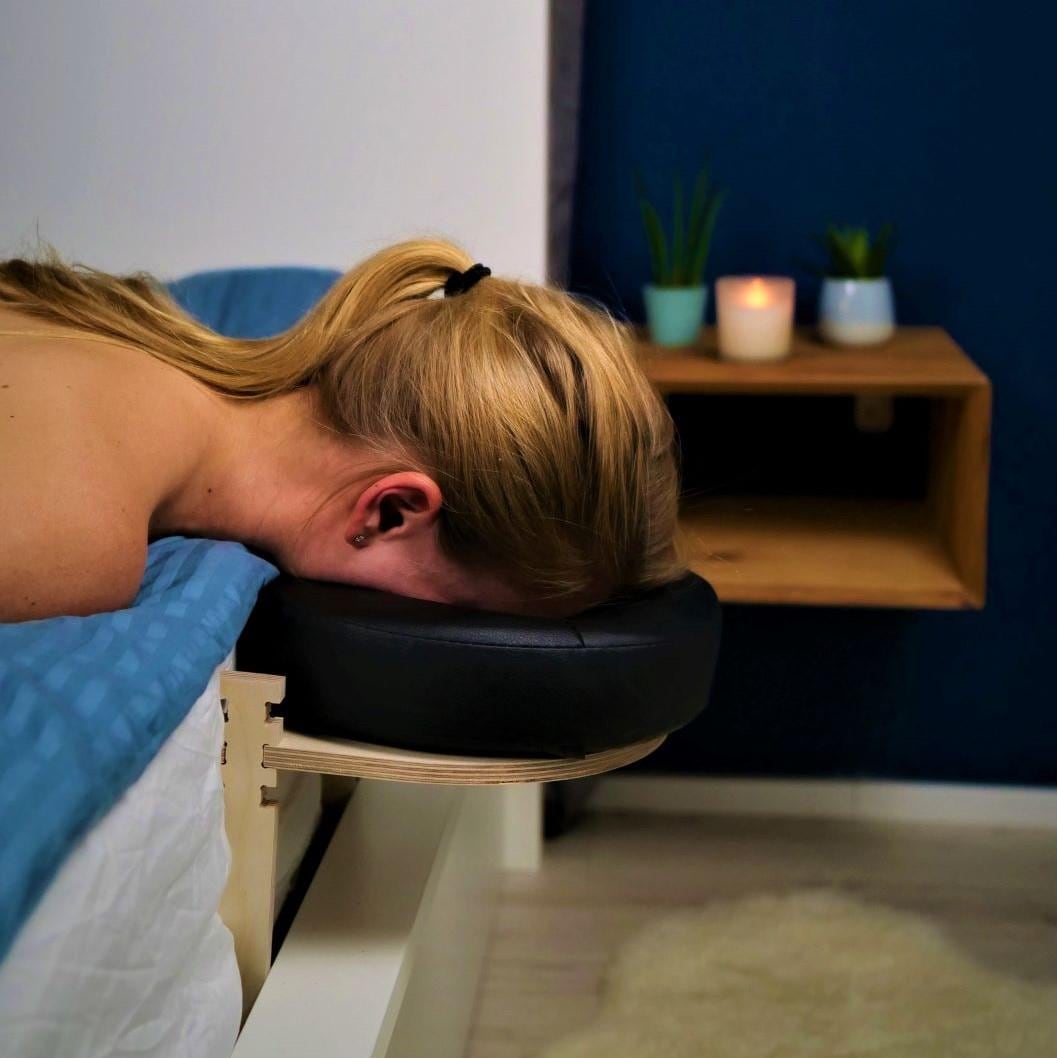 Massage Kopfstütze Fürs Bett Aus Holz - Höhenverstellbar Passt Für Alle Betten von HerzWoodDE