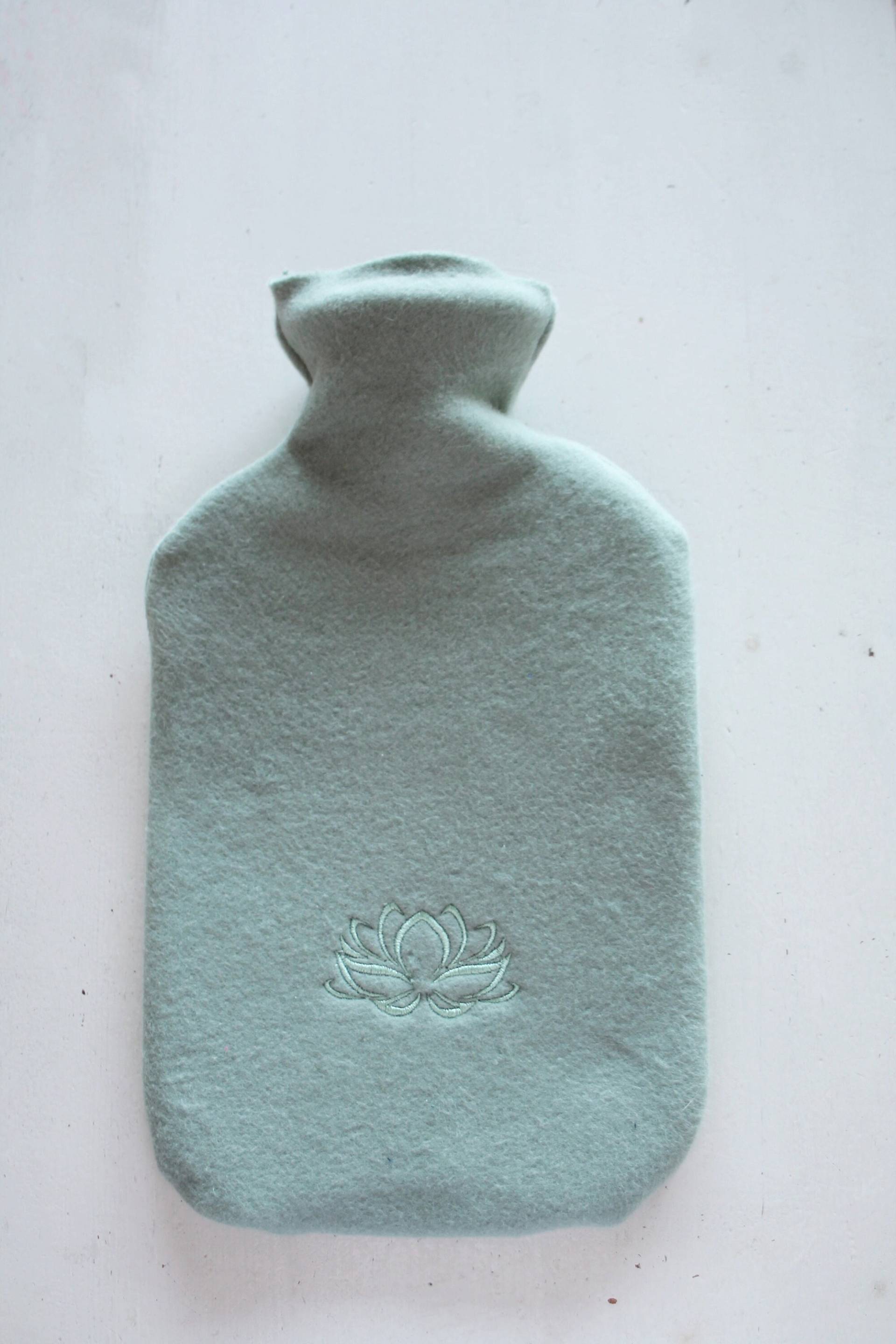 Wärmflasche 100% Bio-Baumwollfleece Mint Mit Stickerei Lotusblume von HerzensKleiderStoffe