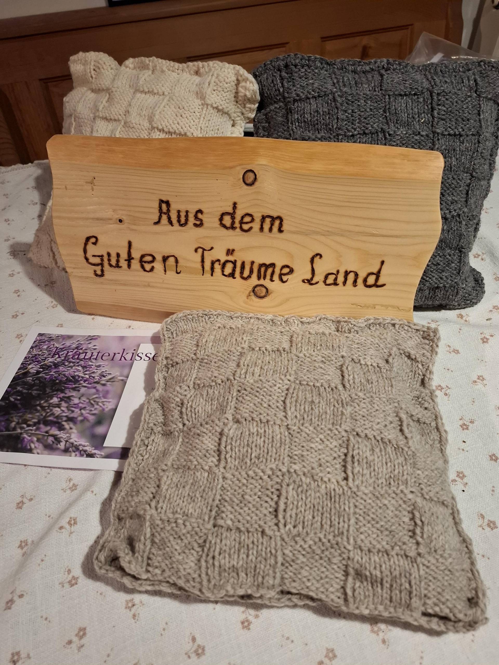 Kräuterkissen Braun Handgestrickt Gefüllt Mit Kräutern Und Polsterflocken von Herzerlomi