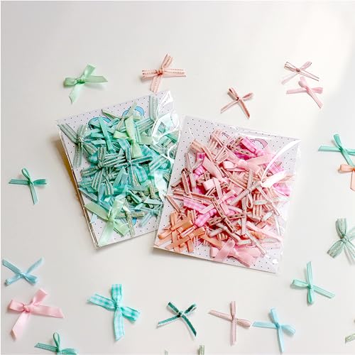 Hezhou 100 Stück Mini Bandschleifen Mini Satinband Schleifen Doppelseitige Kariertes Bogen Schleifen aus Satinband Farbe mini Band Bowtie für Nähen, Scrapbooking, Hochzeit Deko (Rosa Blau) von Hezhou