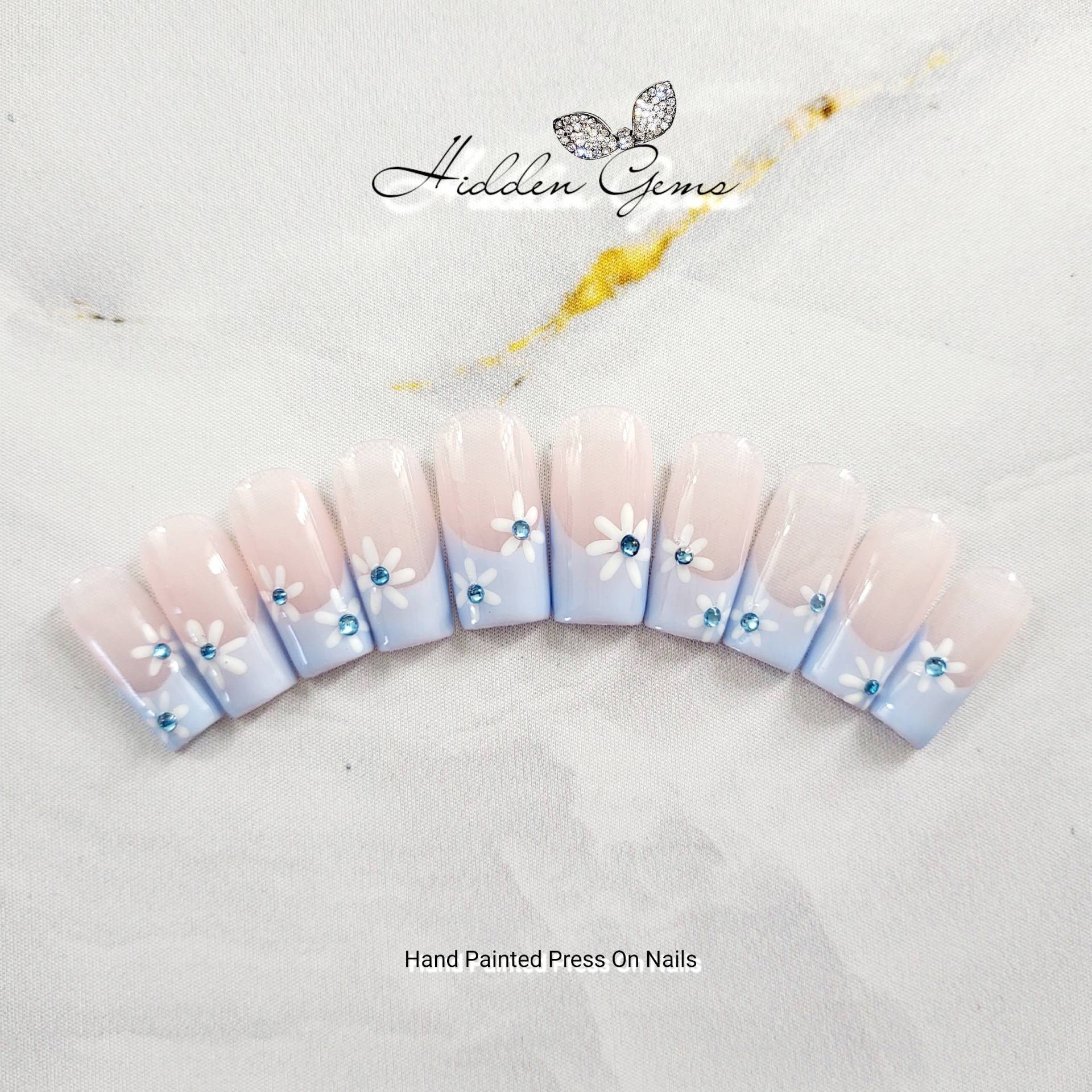 Glänzende Blumen & Blaue Strasssteine Drücken Sie Auf Die Nägel | Falsche Luxus Bestseller Bester Nagel-Shop Trending von HiddenGemsNailShop