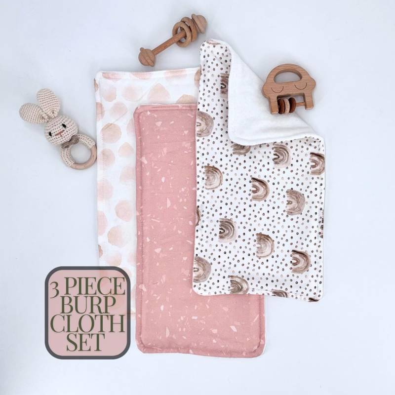 Baby Spucktuch Pink Set Neugeborenen Geschenk Polka Dot Baumwolltuch Velour Rückseite Säugling Bundle Duschgeschenk Nursery Pack White Design Mädchen von HilltopBabyandMore