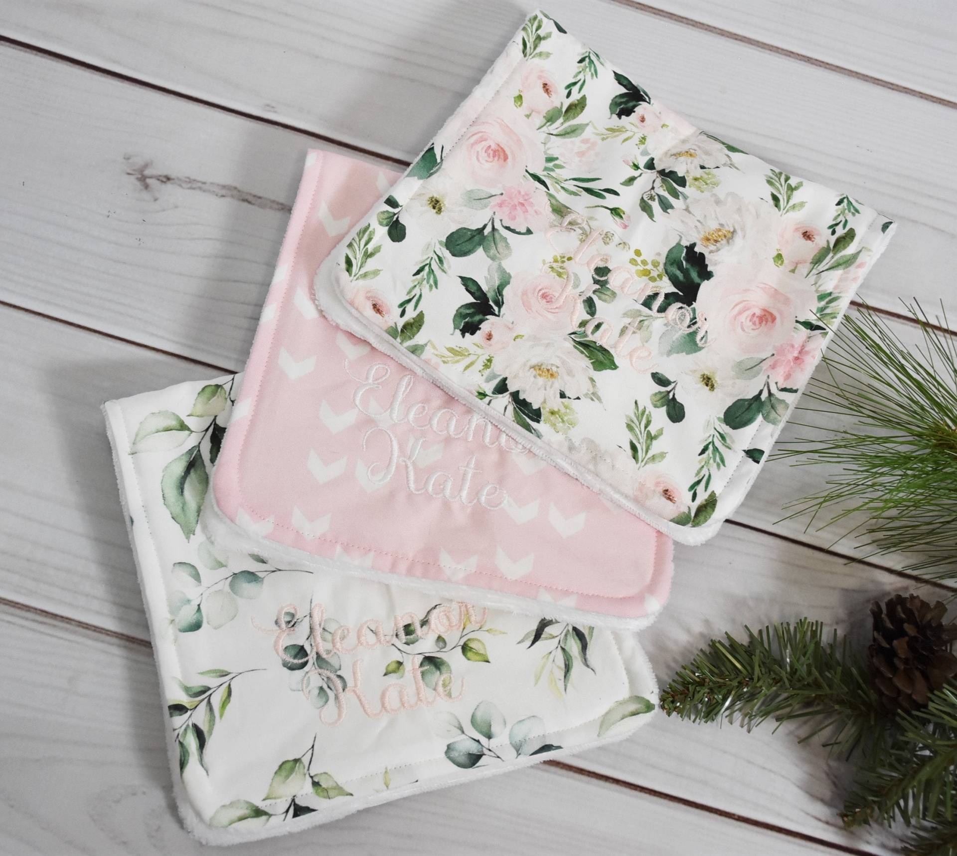 Personalisierte Rosa Boho Baby Girl Shower Geschenkpink Blumen Bauernhof Mädchen Spucktücher-Landhaus Geblümten Babypartygeschenk von HilltopBabyandMore