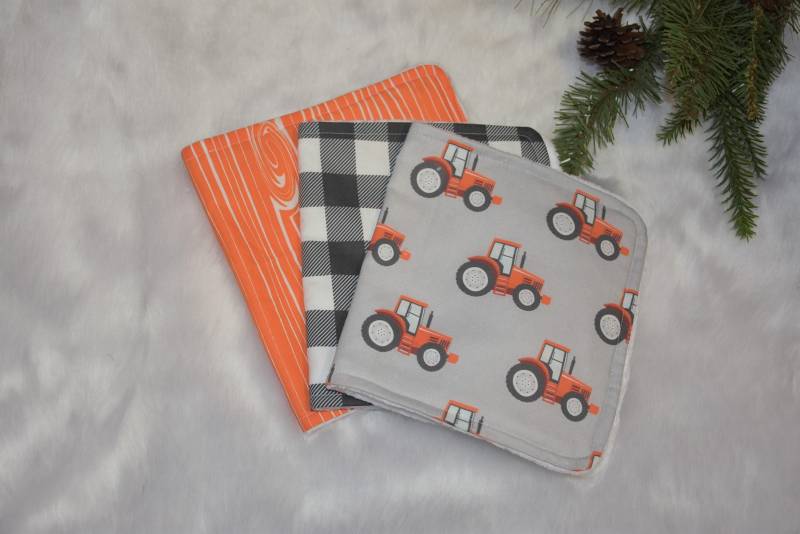 Personalisierte Spucktücher-Traktor Liebhaber-Bauernhof Babyparty-Orange Traktor-Bauernhof Baby Geschenk-Bauernhof Kinderzimmer-Neugeborenen von HilltopBabyandMore