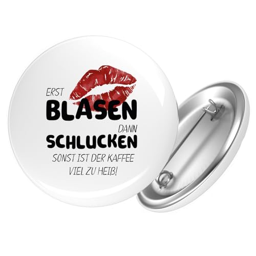 Huuraa Ansteckbutton Erst blasen dann schlucken, sonst Kaffee zu heiß Geschenk Größe 59mm Erst blasen dann schlucken, Accessoire von Huuraa