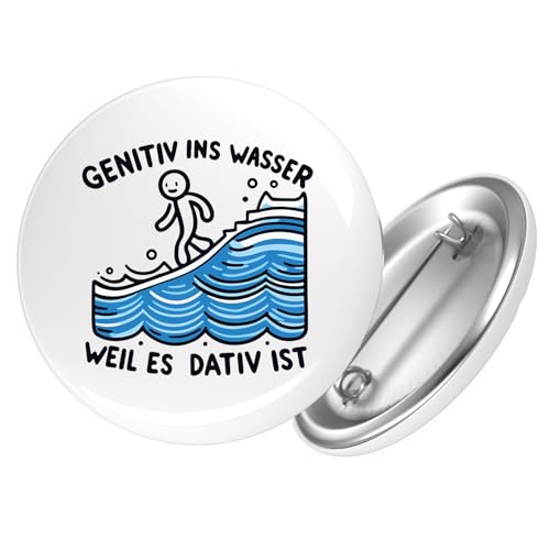 Huuraa Ansteckbutton Genitiv ins Wasser Dativ ist Geschenk Größe 59mm Genitiv ins Accessoire von Huuraa