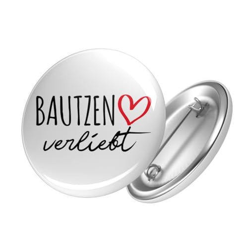 Huuraa Button Bautzen verliebt Ansteckbutton Größe 25mm mit Namen deiner Lieblingsstadt in Sachsen Geschenk Idee für Freunde und Familie von Huuraa