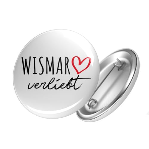 Huuraa Button Wismar verliebt Ansteck Pin Größe 59mm mit Namen deiner Lieblingsstadt in Mecklenburg-Vorpommern Geschenk Idee für Freunde und Familie von Huuraa