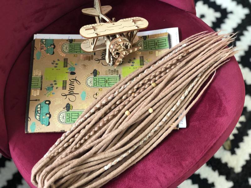 Wolle Dreads Mittelblond Doppelseitig Oder Einseitig Weich Gefälschte Merino Dreadlocks Set Geschenk Pastellhaar von HyggeDreads