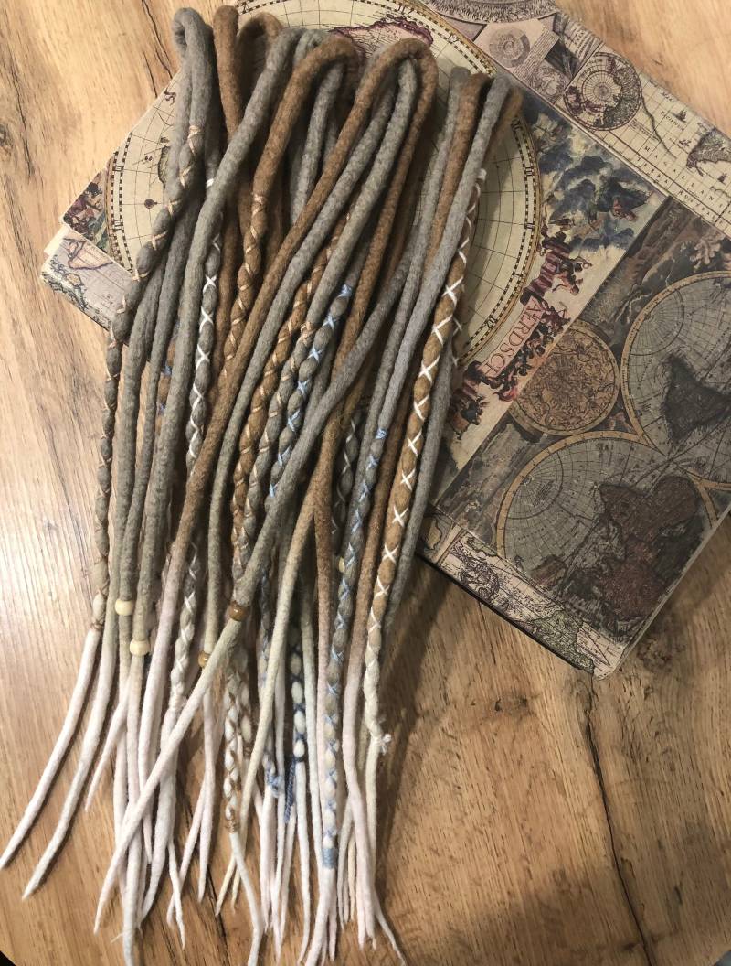 Wolle Fürchtet Blonde Bis Hellblonde Mittelgraue Farbe Doppelte Oder Einzelne Enden Weiche Gefälschte Merino Umwickelte Dreadlocks Set von HyggeDreads