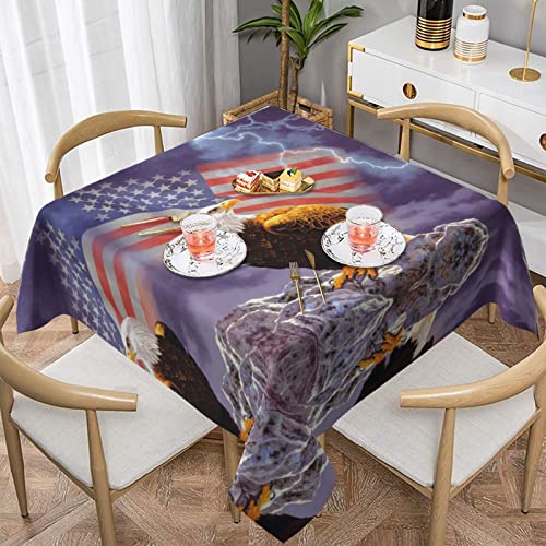 Hzhuaoeg Quadratische Tischdecke, Adler mit USA-Flagge, waschbar, Polyester-Stoff, Tischdecke für Küche, Esstisch, 137 x 137 cm von Hzhuaoeg