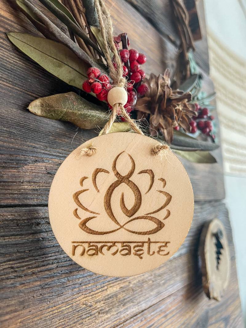 Yoga Geschenk Anhänger, Personalisierte Geschenke Schüler, Mitbringsel Für Praktizierende, Runde Anhänger Aus Holz Liebhaber von ITsmellsLikeWood