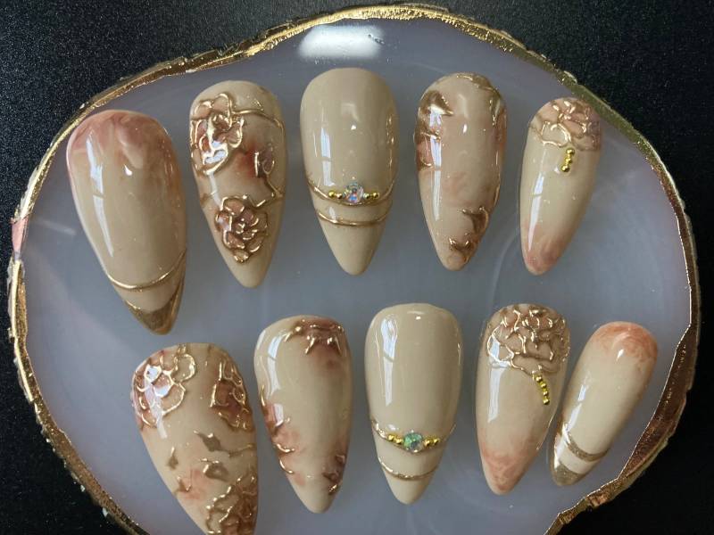 Gold Blumen Mandel Künstliche Nägel, Handbemalte Goldnägel, Schmucknägel, 10 Stück von IconicNailArt