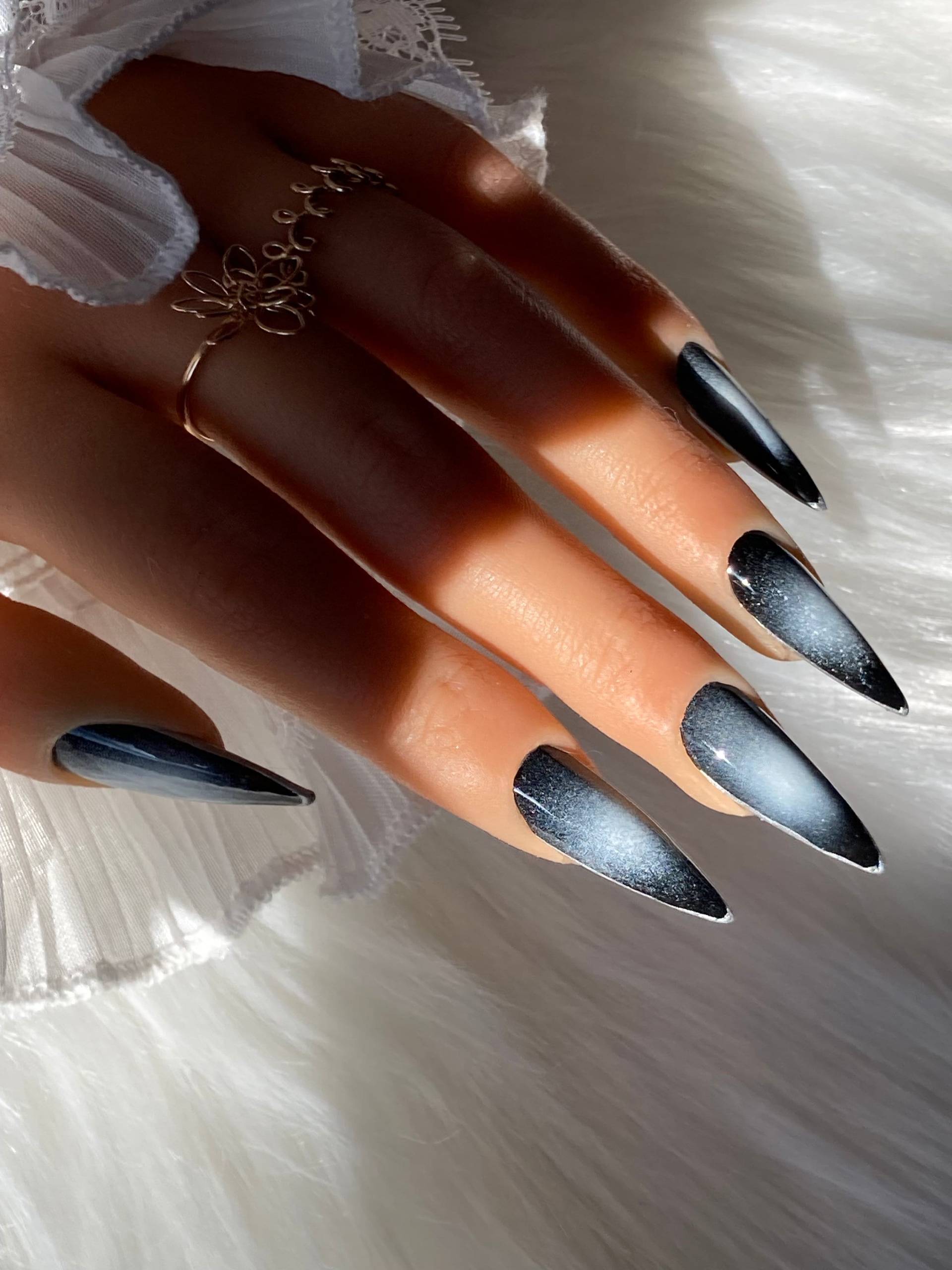 Lange Stiletto Aurora Nägel, Schwarze Und Weiße Silbernägel, Cyberpunk 10 Stück von IconicNailArt