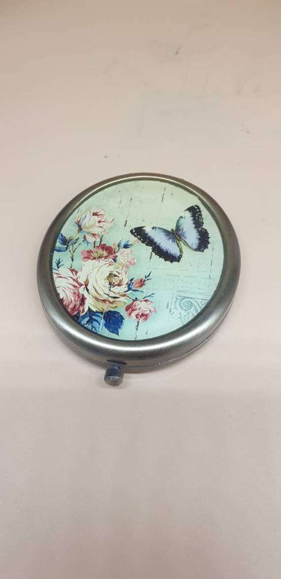 Vintage, Klassisch, Oval Geformt, Klapp Schmetterling Und Blumen Kompaktspiegel Mit Verschluss von Impeccablyvintage