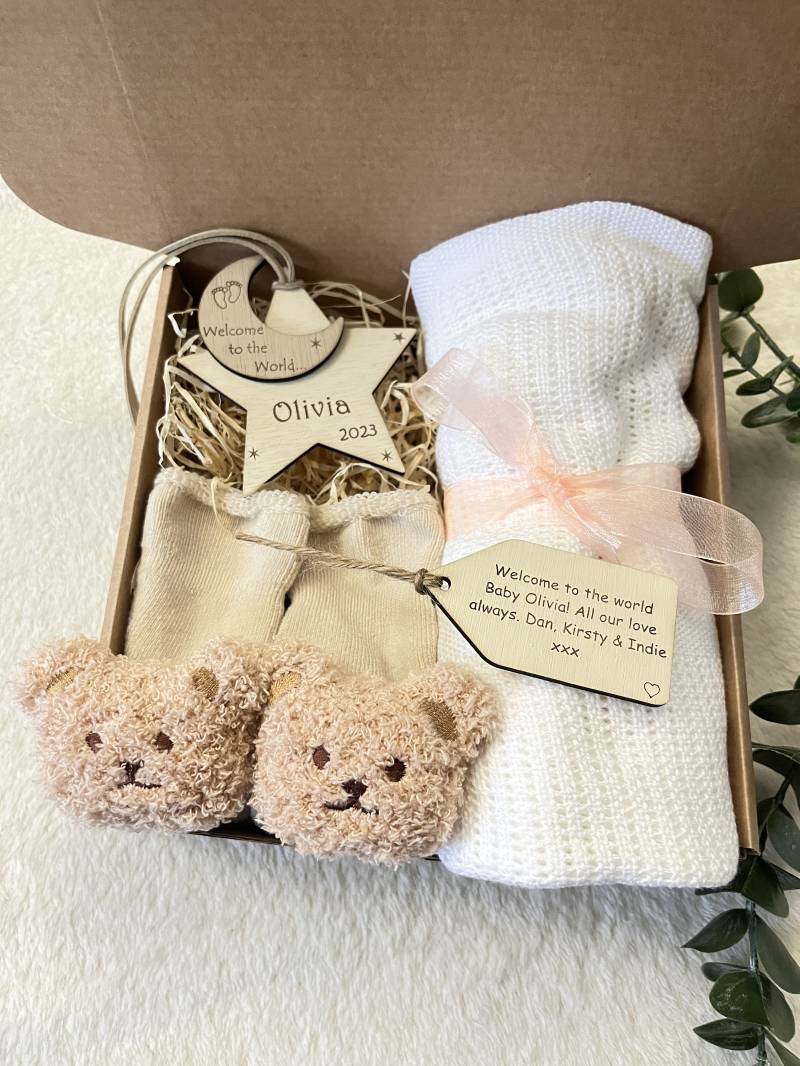 Mädchen Personalisierte Neue Baby Geschenk-Box Baby-Geschenk-Set Für Mama Zu Sein Geschenk-Set Korb Personalisiertes Baby-Geschenk von Indieswoodentreasure