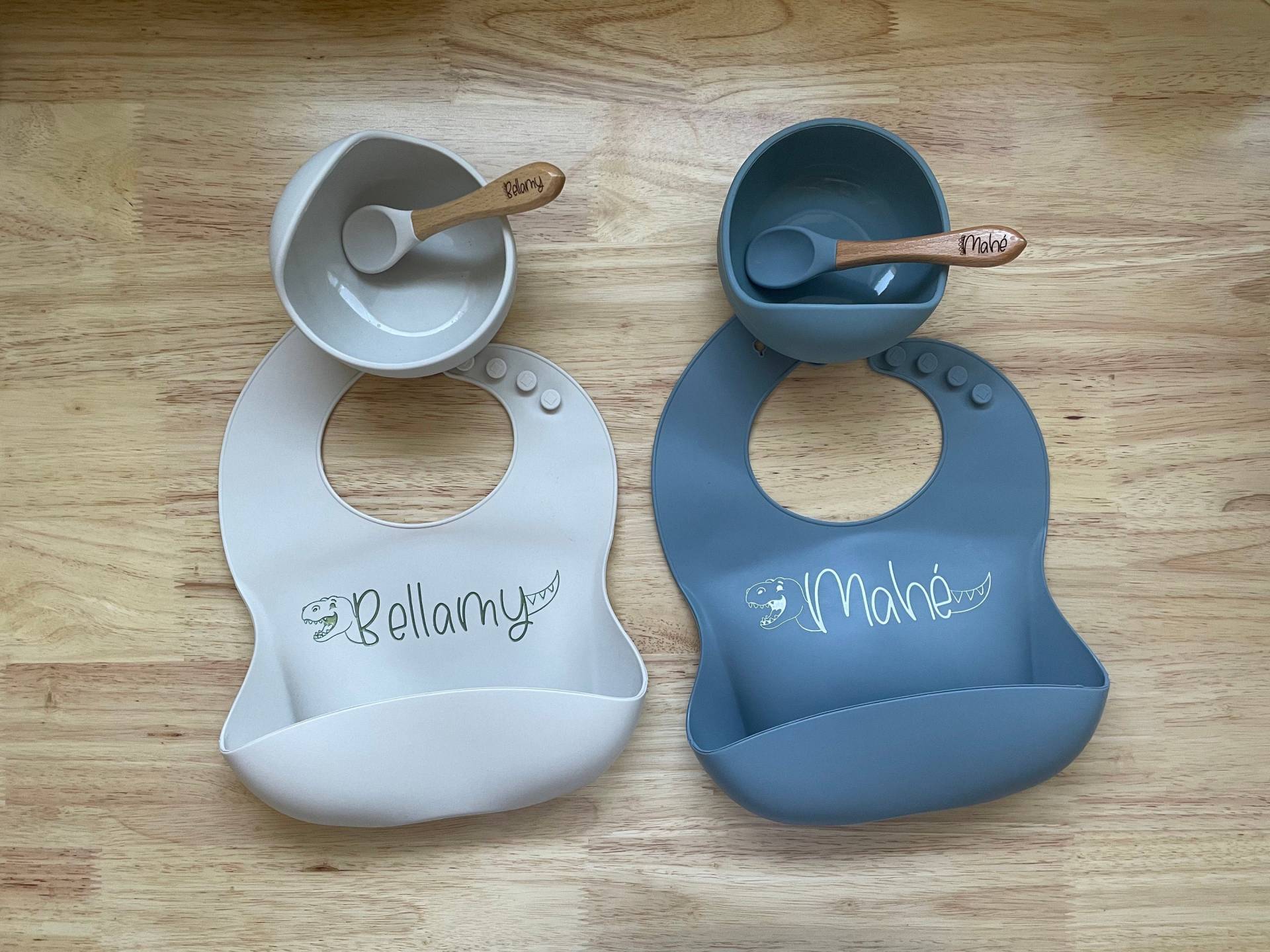 Dinosaurier Personalisiertes Namens-Baby-Futter-Set - Silikon-Lätzchen, Schale, Löffel-Baby-Geschenk - Geschenk Für Baby Jungen Und Mädchen von InkValleyDesigns